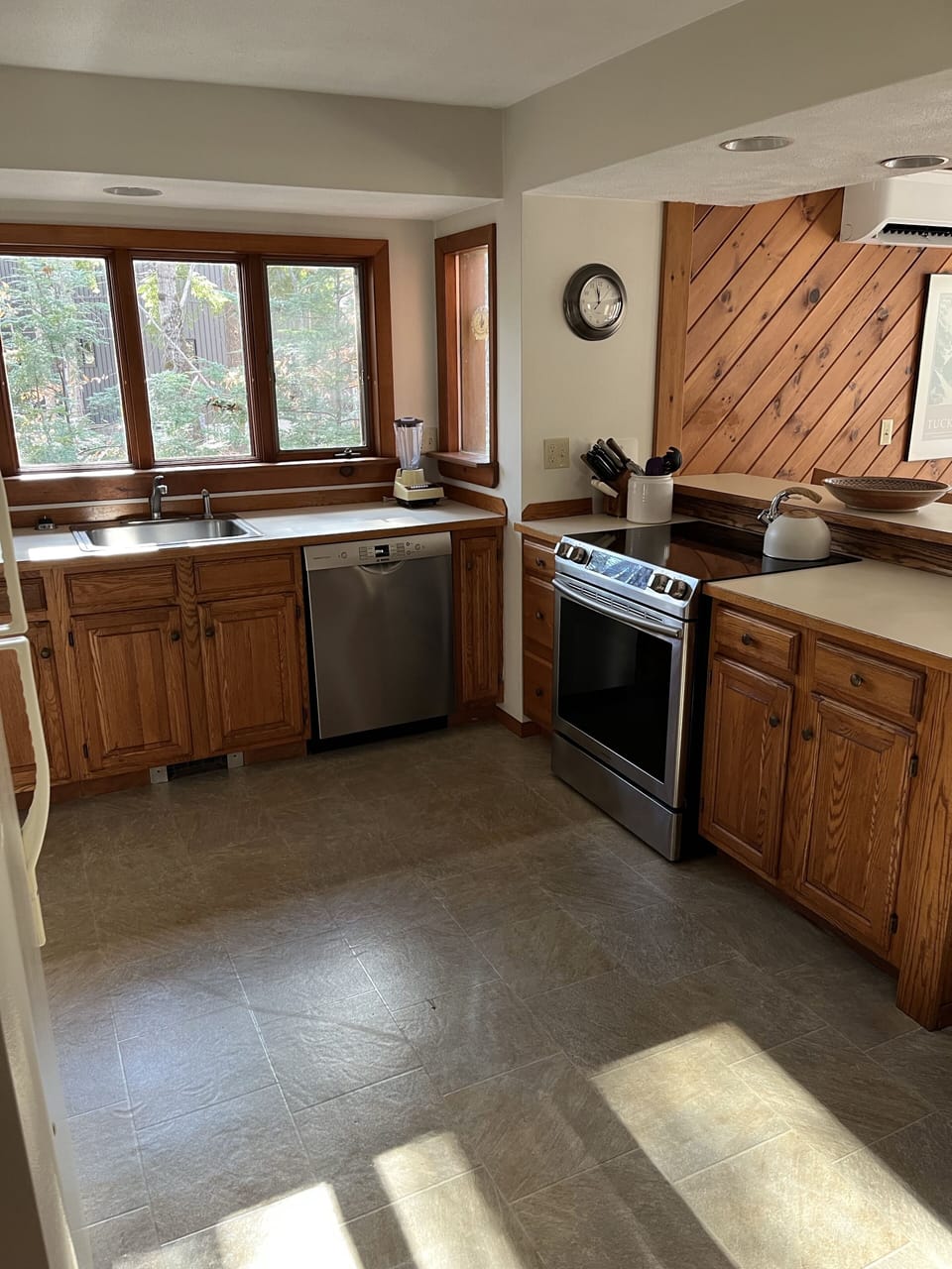 Kitchen is complete with all appliances, dishes, etc.