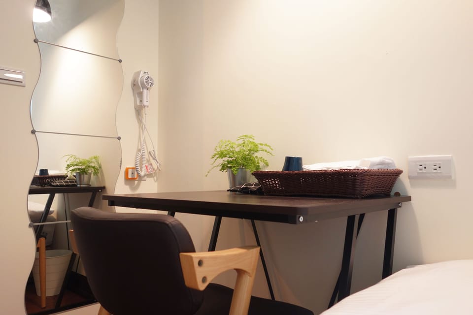 Desk, soundproofing, free WiFi, bed sheets