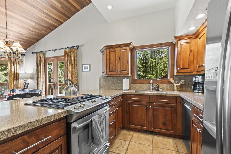 Fully stocked kitchen with nice views of Aspens