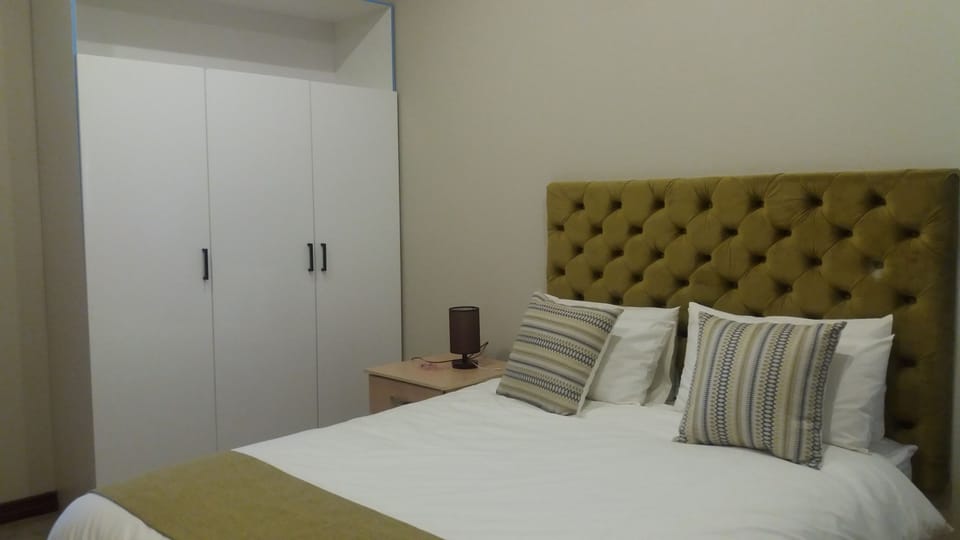 Elite Apartment, Non Smoking | 1 bedroom, desk, iron/ironing board, rollaway beds
