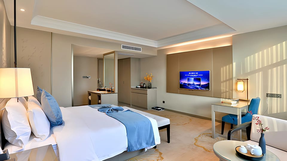 Executive King Bed Room | Premium bedding, down comforters, pillowtop beds, free minibar items