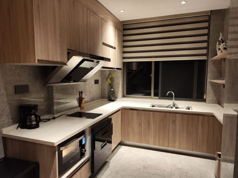 Deluxe Suite Room | Private kitchen | Microwave
