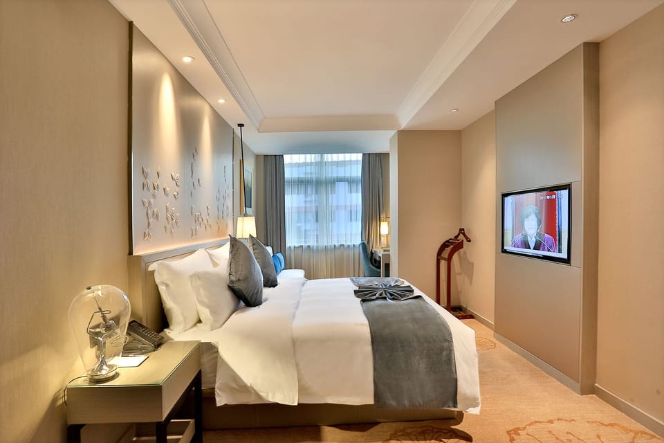Deluxe Suite Room | Premium bedding, down comforters, pillowtop beds, free minibar items