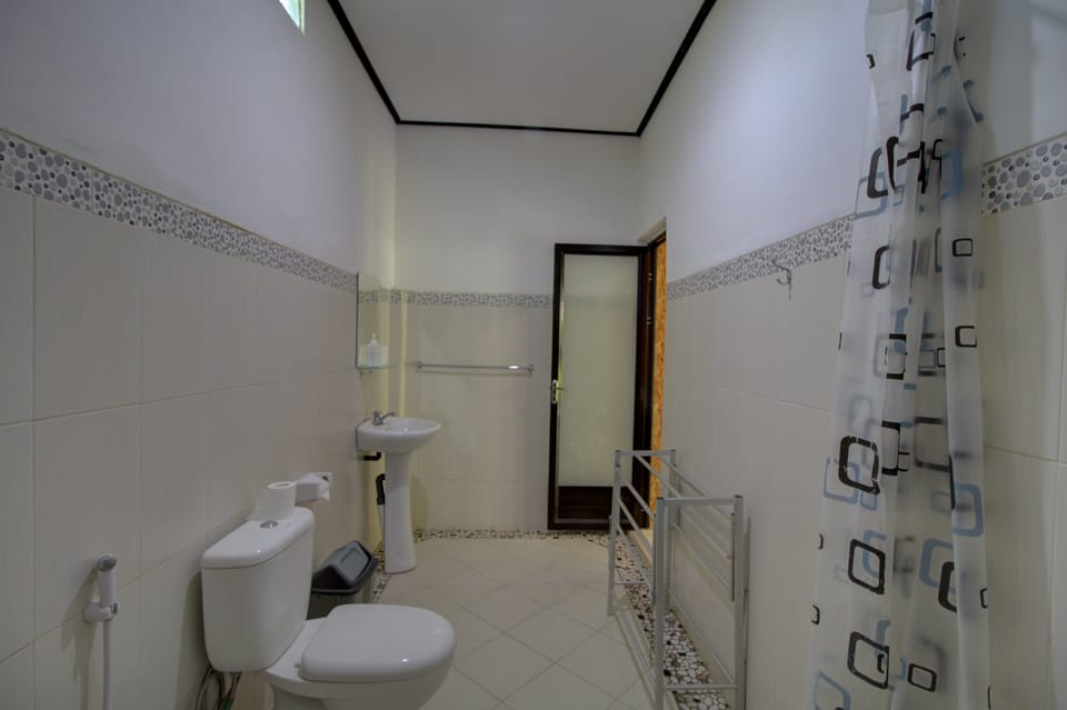 Basic Twin Room | Bathroom | Shower, free toiletries, towels