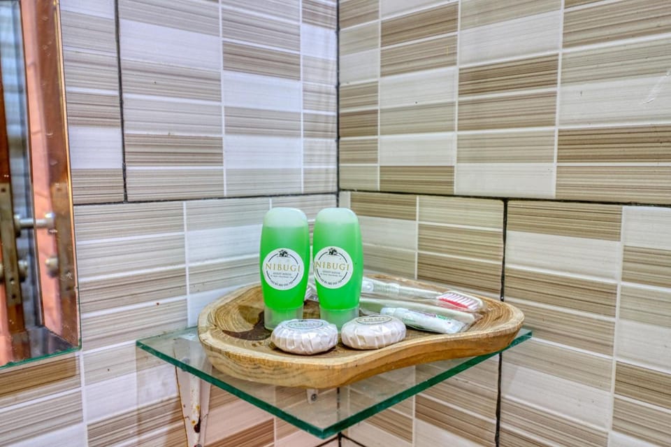Shower, rainfall showerhead, free toiletries, towels