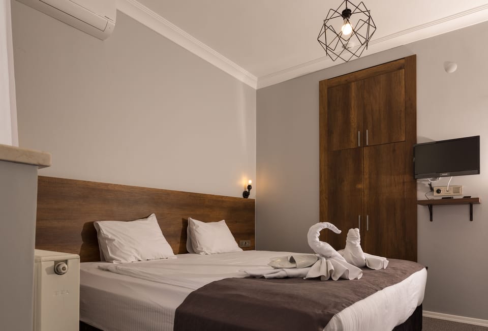 Superior Triple Room | 1 bedroom, desk, laptop workspace, blackout drapes