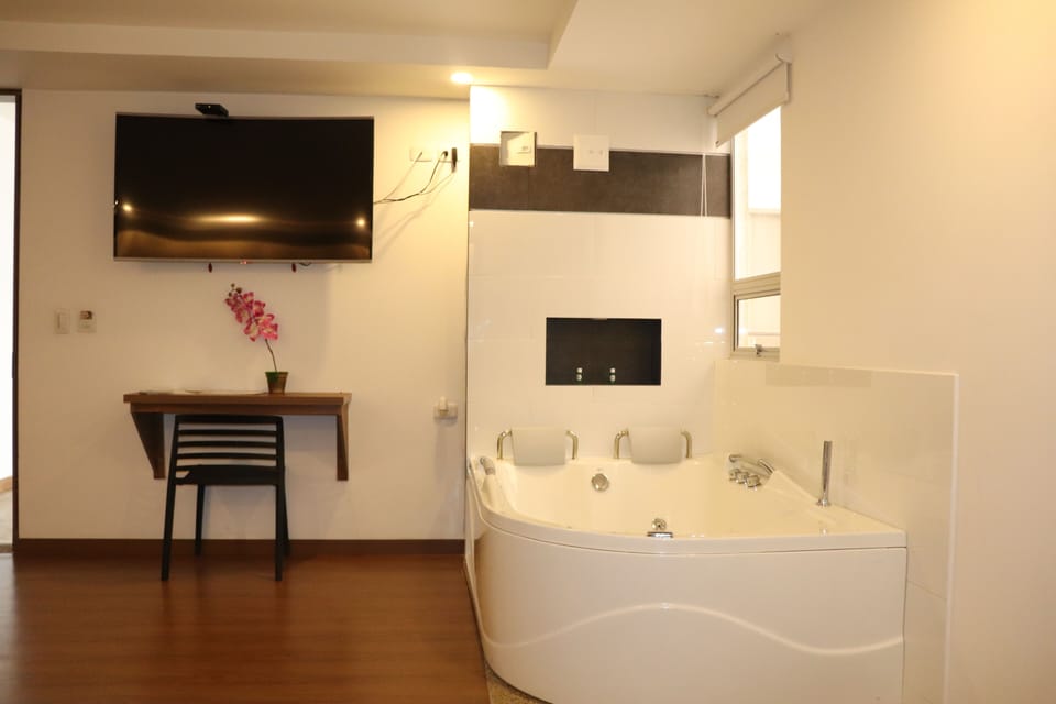 Luxury Suite, 1 King Bed, Non Smoking, City View | Jetted tub