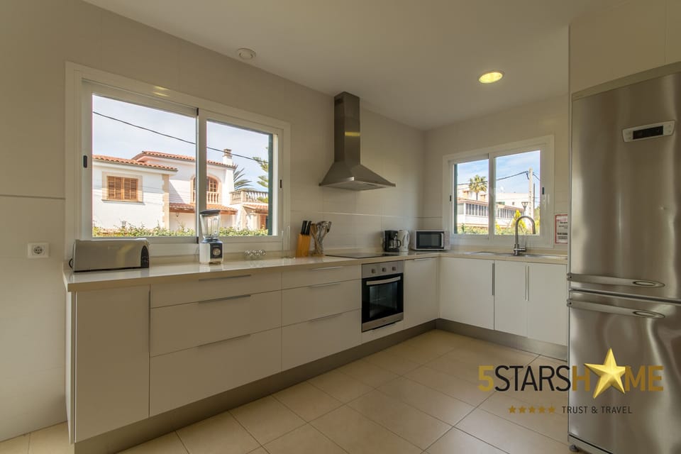 Fully equipped kitchen
