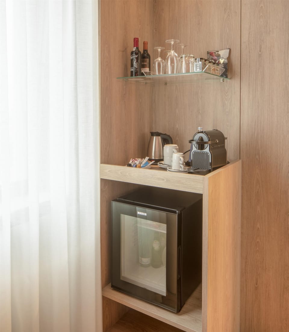 Superior Room, Terrace | Minibar, in-room safe, desk, soundproofing