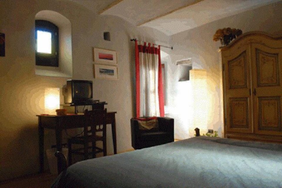 Comfort Room, Non Smoking, Ground Floor | Desk, blackout drapes, free cribs/infant beds, travel crib