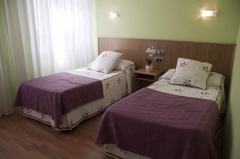 Economy Twin Room, Shared Bathroom | Desk, WiFi (free), bed sheets
