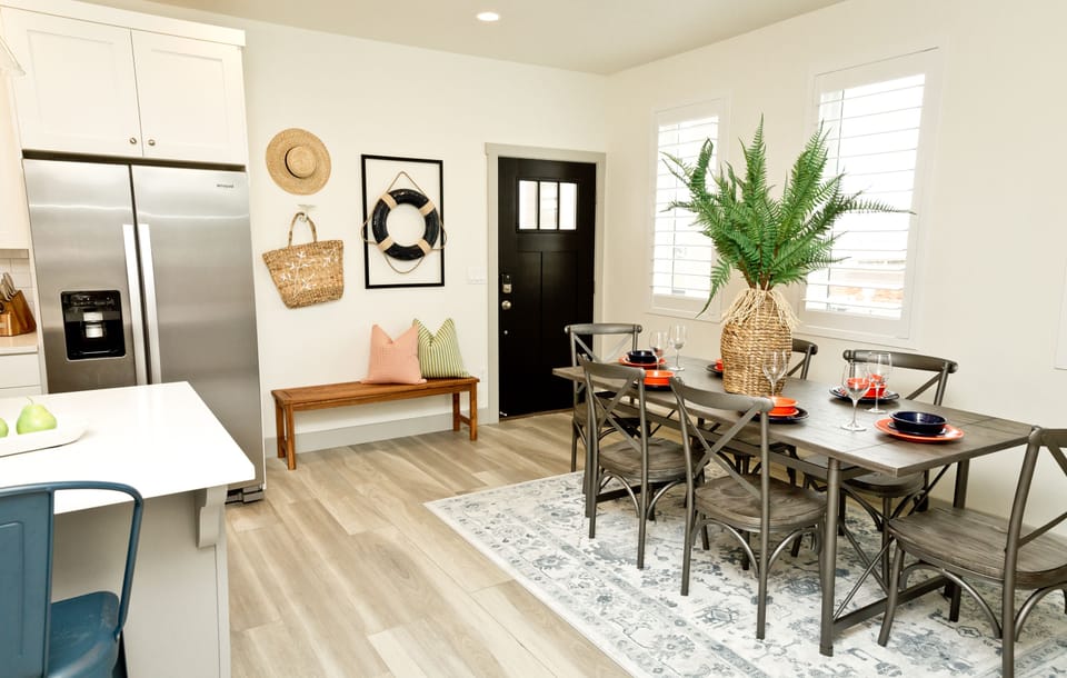 Open dining space connected to the kitchen, ideal for meals and gatherings.