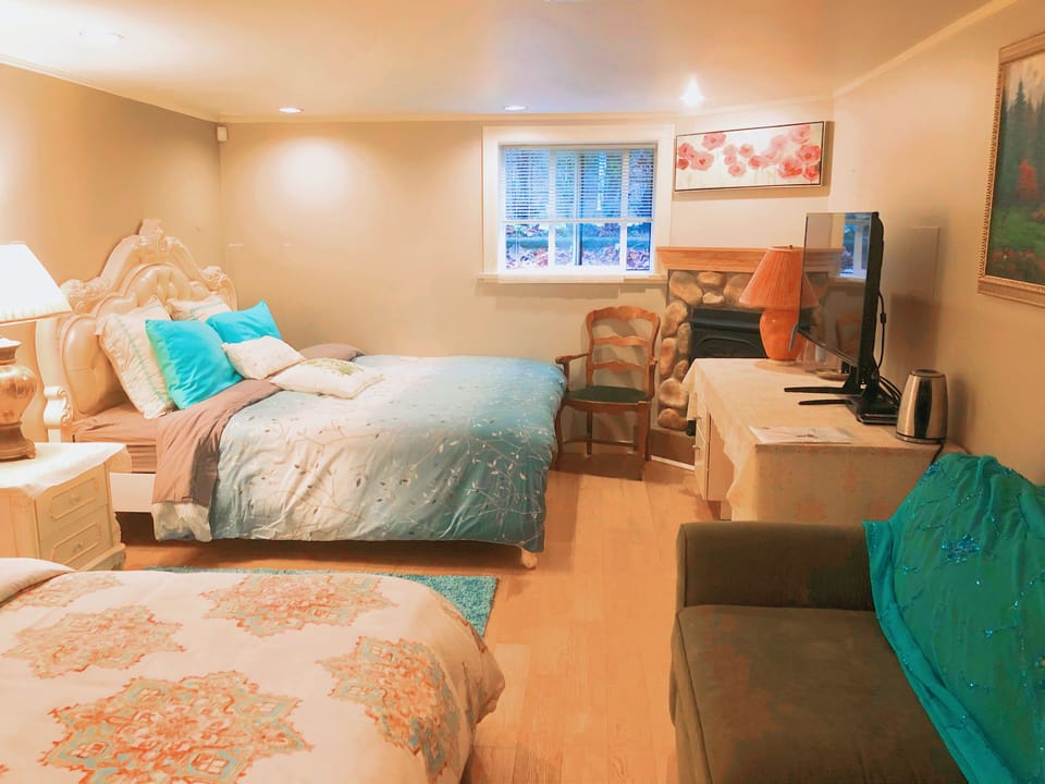 Deluxe Suite, Multiple Beds, Non Smoking, Garden View, Private Bathroom ( Lower Level ) | Desk, iron/ironing board, free WiFi, bed sheets