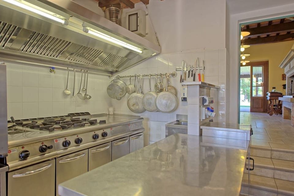 Property, Room, Countertop, Building, Kitchen, Interior Design, Furniture, Real Estate, Ceiling, Architecture