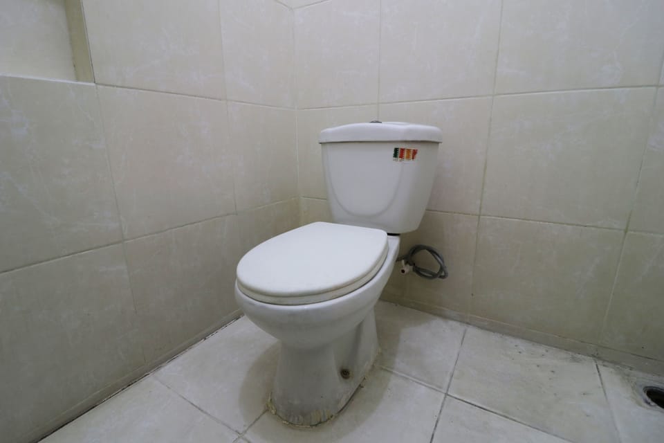 Family Room | Bathroom | Shower, rainfall showerhead, towels