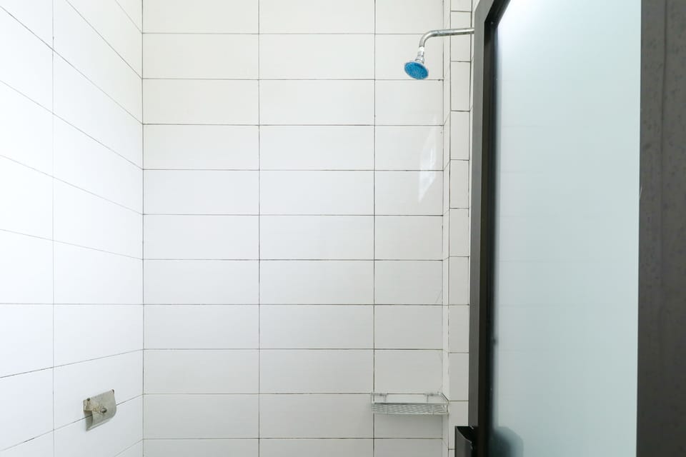 Standard Room | Bathroom | Shower, rainfall showerhead, towels