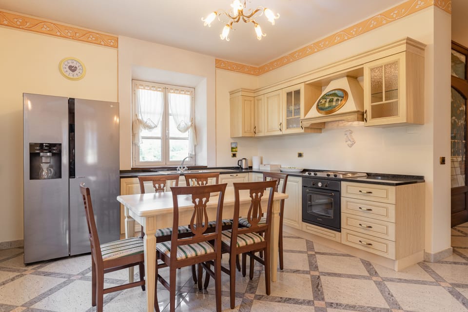 Deluxe Apartment | Private kitchen | Shared fridge, microwave