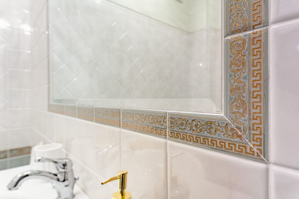Deluxe Apartment | Bathroom | Rainfall showerhead, free toiletries, hair dryer, bidet