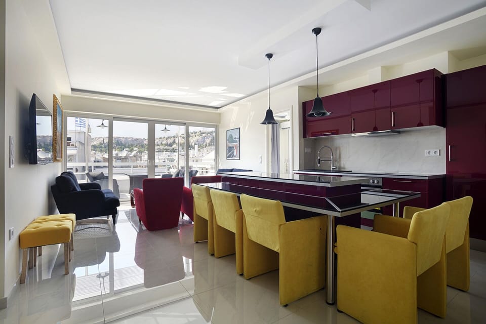 Dining and fully equipped kitchen