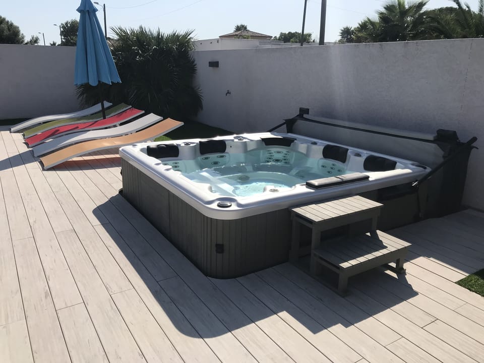 Outdoor spa tub