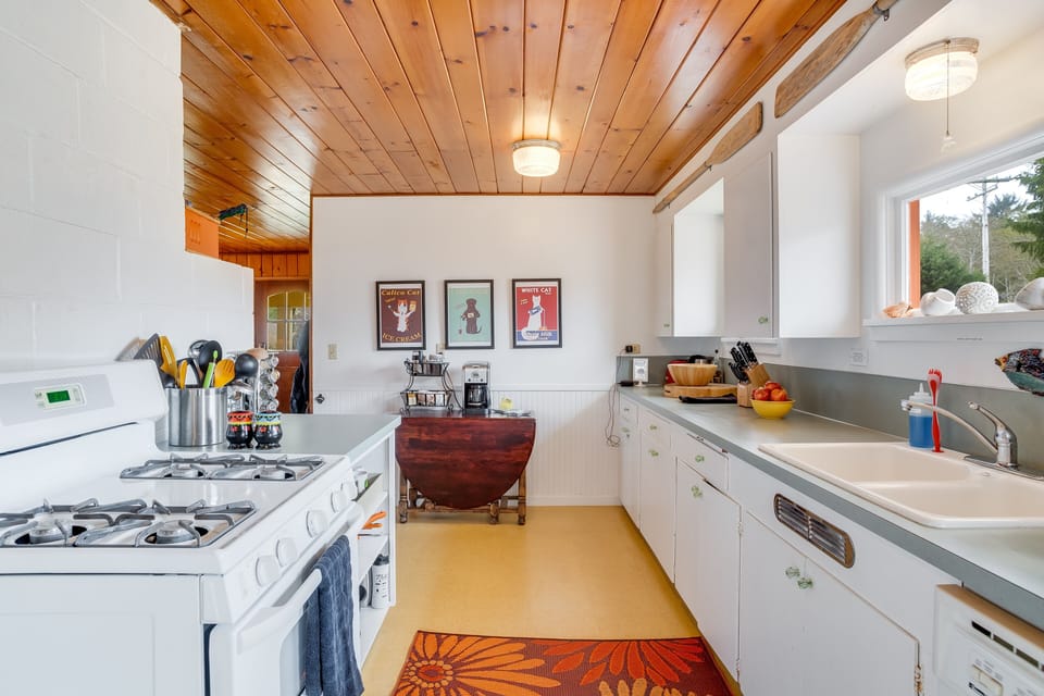 The full kitchen provides ample opportunities for preparing meals.