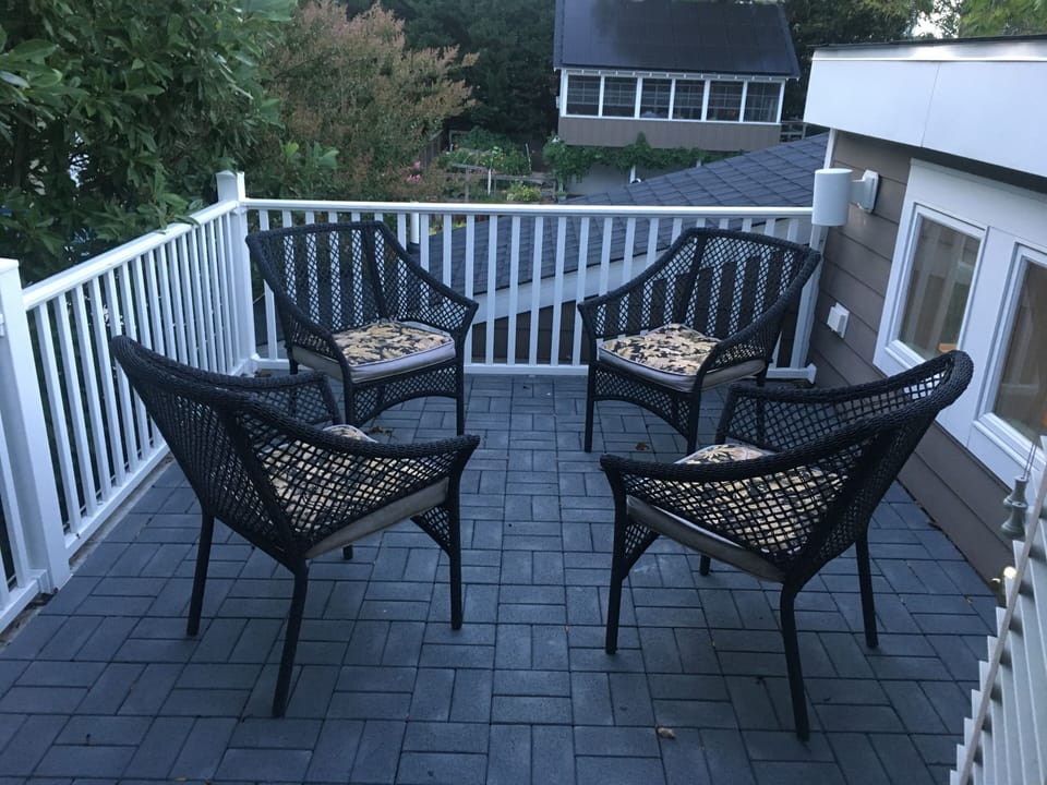 Small private 2nd Floor balcony off Twin Bedroom