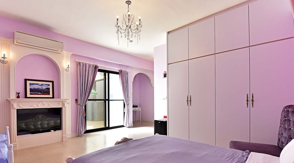 Deluxe Quadruple Room | Bathroom | Shower, free toiletries, hair dryer, slippers