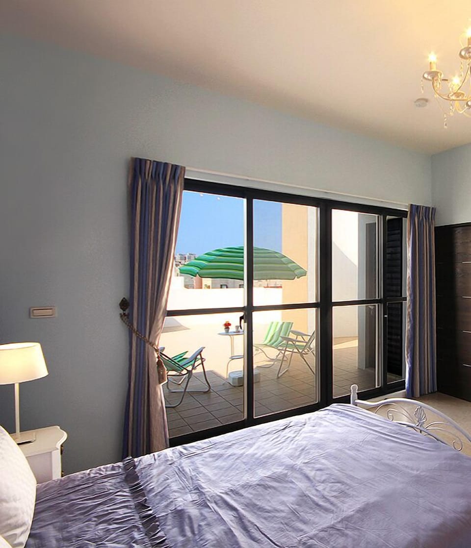 Classic Double Room | Bathroom | Shower, free toiletries, hair dryer, slippers