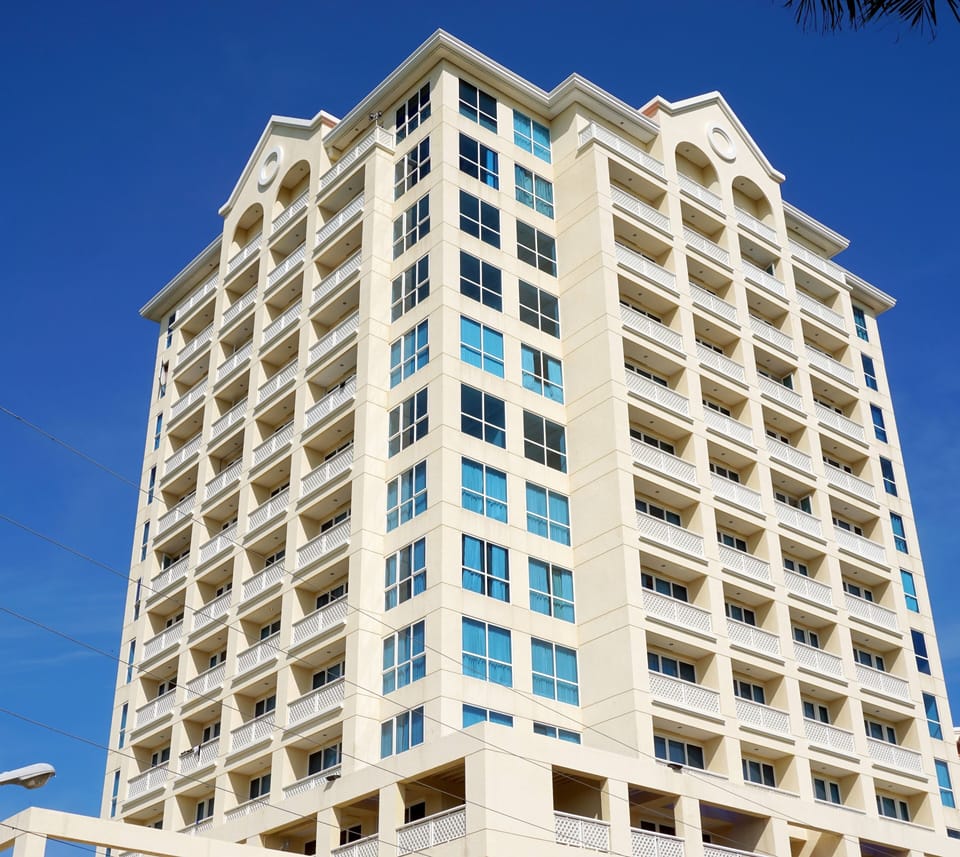 new Lux. 2BR condo-Beachaccess + 4 pools