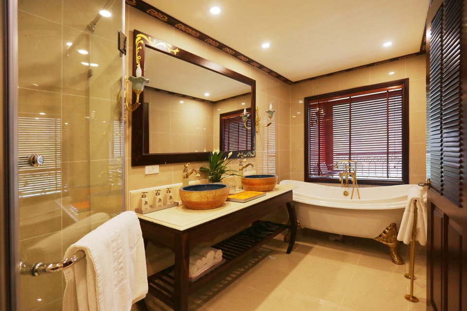 Shower, rainfall showerhead, free toiletries, hair dryer