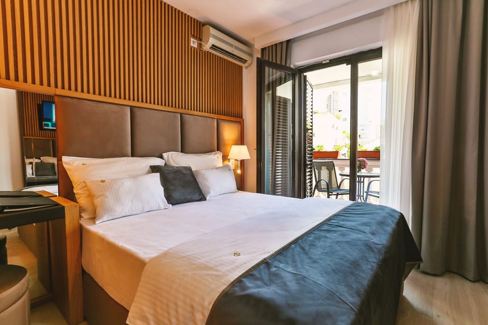 Classic Double Room, 1 Queen Bed, Non Smoking | Minibar, in-room safe, blackout drapes, soundproofing