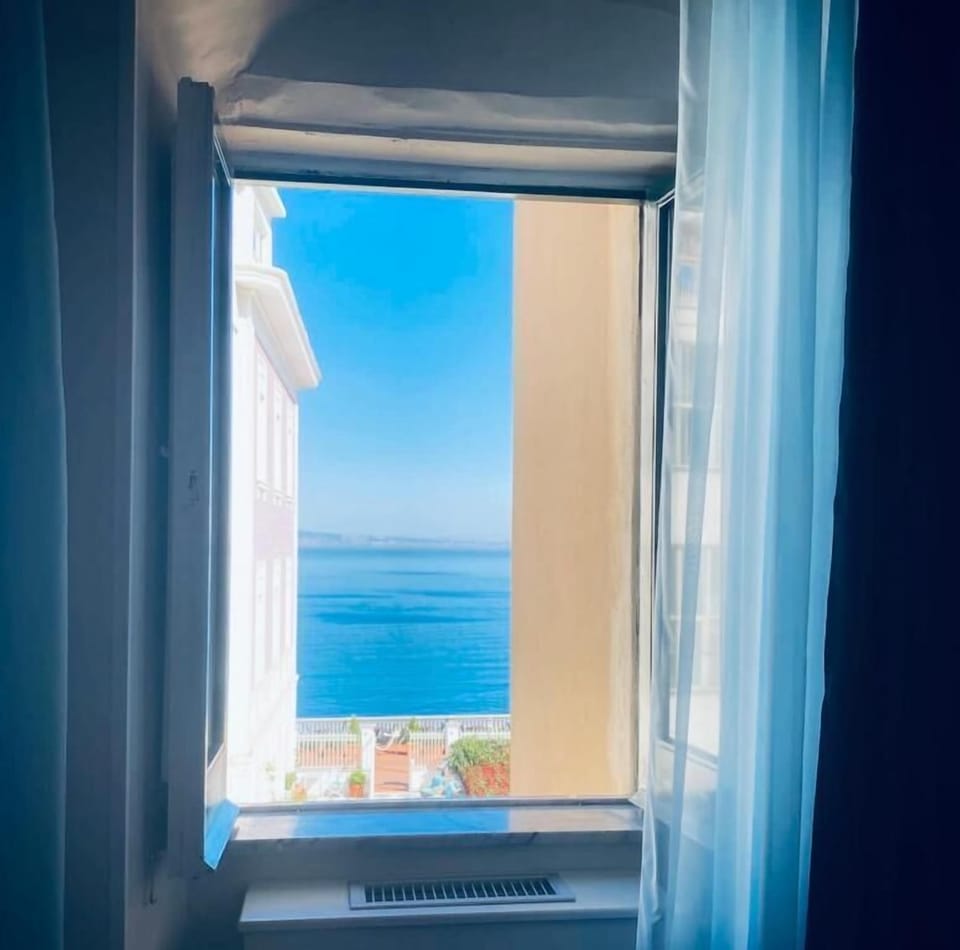 Deluxe Double Room, Sea View | Bathroom | Shower, free toiletries, hair dryer, bidet