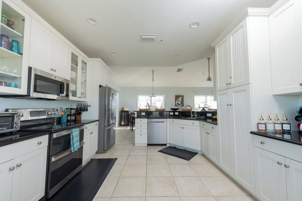 Large Kitchen Fully Equipped with Appliances and Double Oven