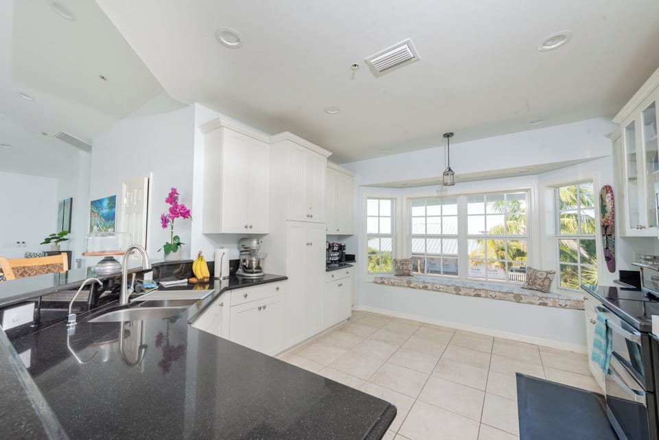 Bay Window Seating in Large Chef's Kitchen