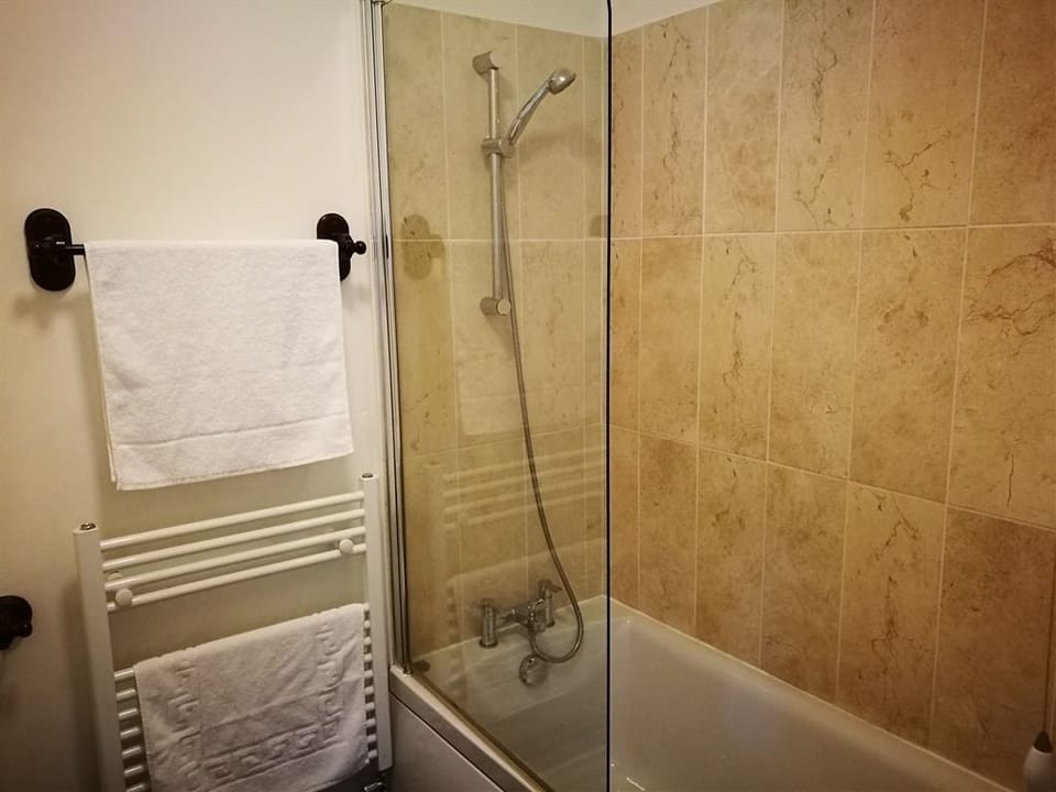 Standard Twin Room, Ensuite (Room 5) | Bathroom | Free toiletries, hair dryer, towels