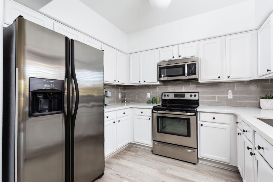 Gorgeous fully stocked kitchen