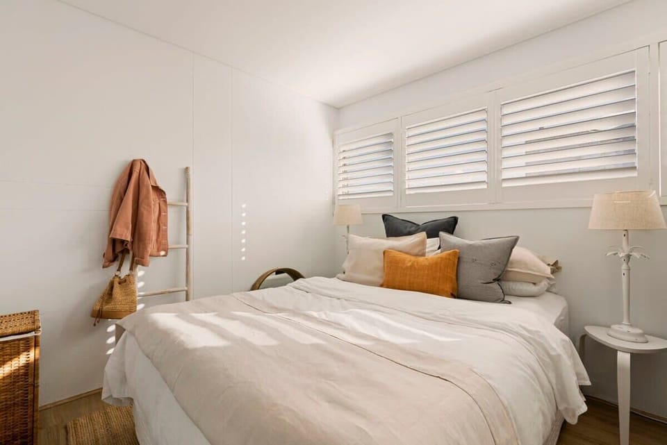 The bedroom with a Queen bed