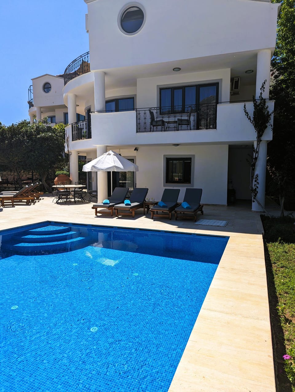 Large pool with easy entrance steps