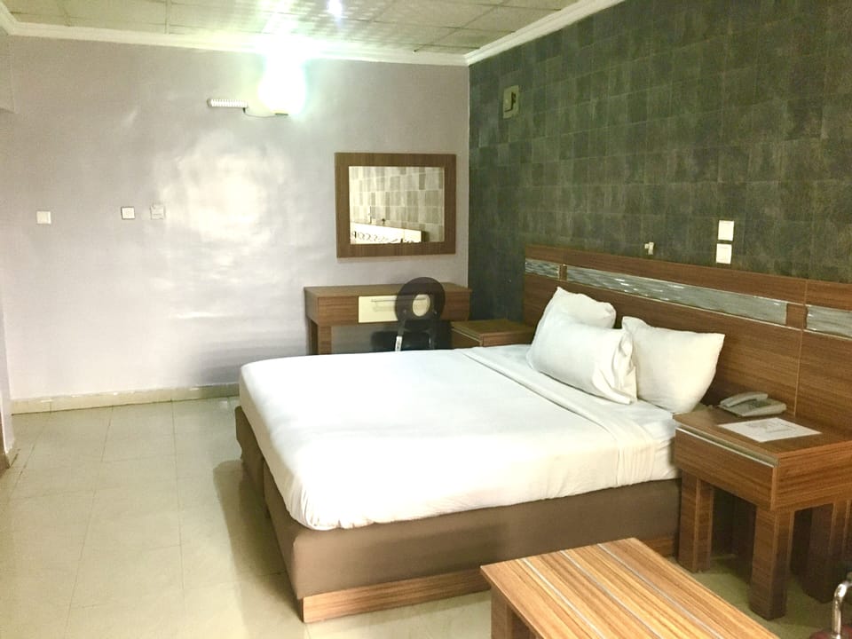 Executive Room, Pool View | Minibar, in-room safe, desk, laptop workspace