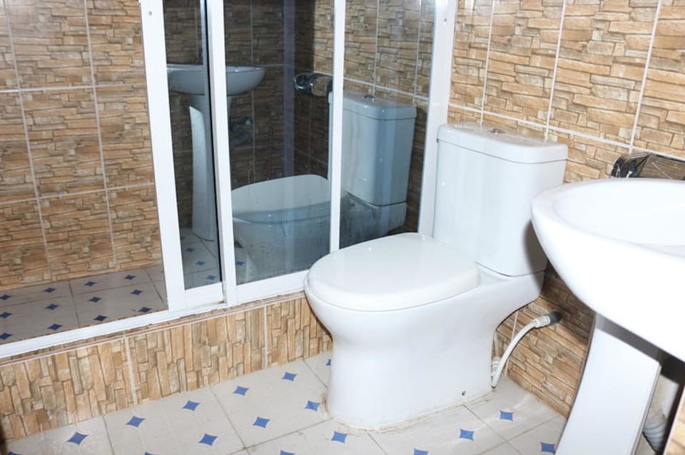 Classic Room | Bathroom | Shower, free toiletries, towels