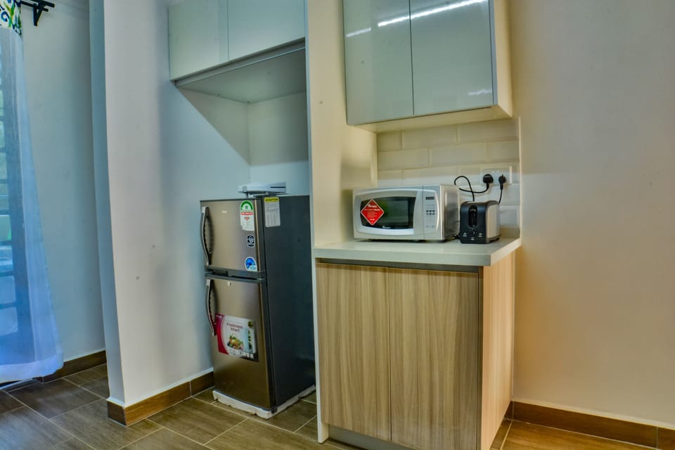 Full-size fridge, microwave, oven, stovetop