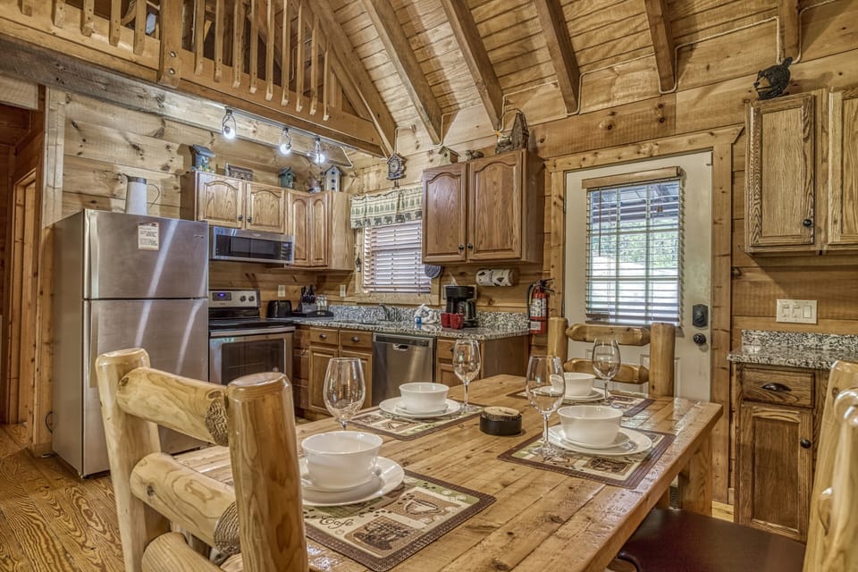 Gatlinburg Cabin - Beary Beary Special - Fully furnished kitchen with granite countertops and stainless steel appliances