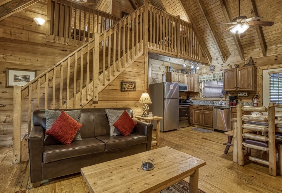 Cabin in the Smokies - Beary Beary Special - Living room and kitchen