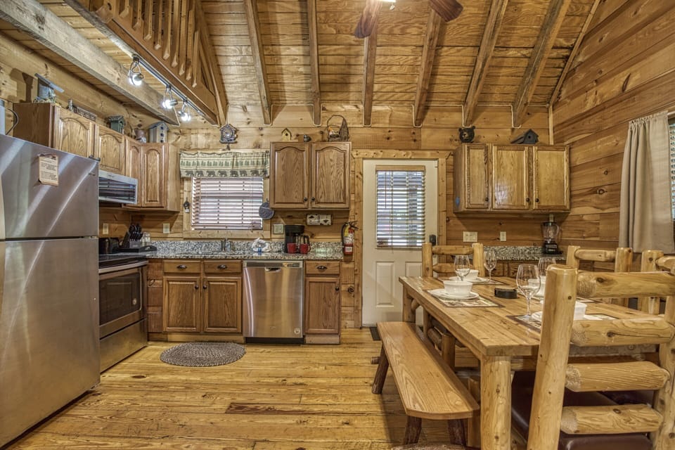 Gatlinburg Cabin - Beary Beary Special - Fully furnished kitchen and dining table