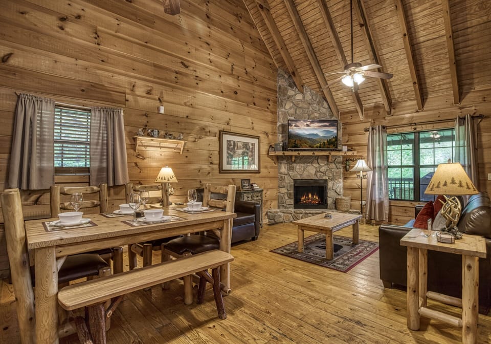 Gatlinburg Cabin - Beary Beary Special - Dining table and living room