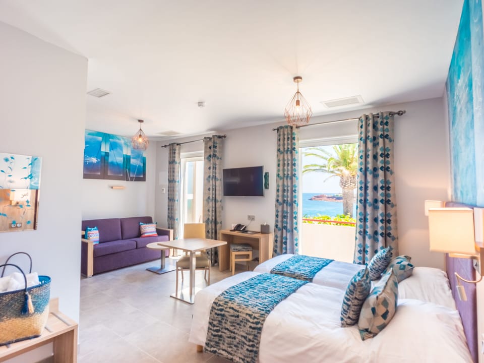 Deluxe Studio, Sea View | Premium bedding, memory foam beds, in-room safe, individually decorated