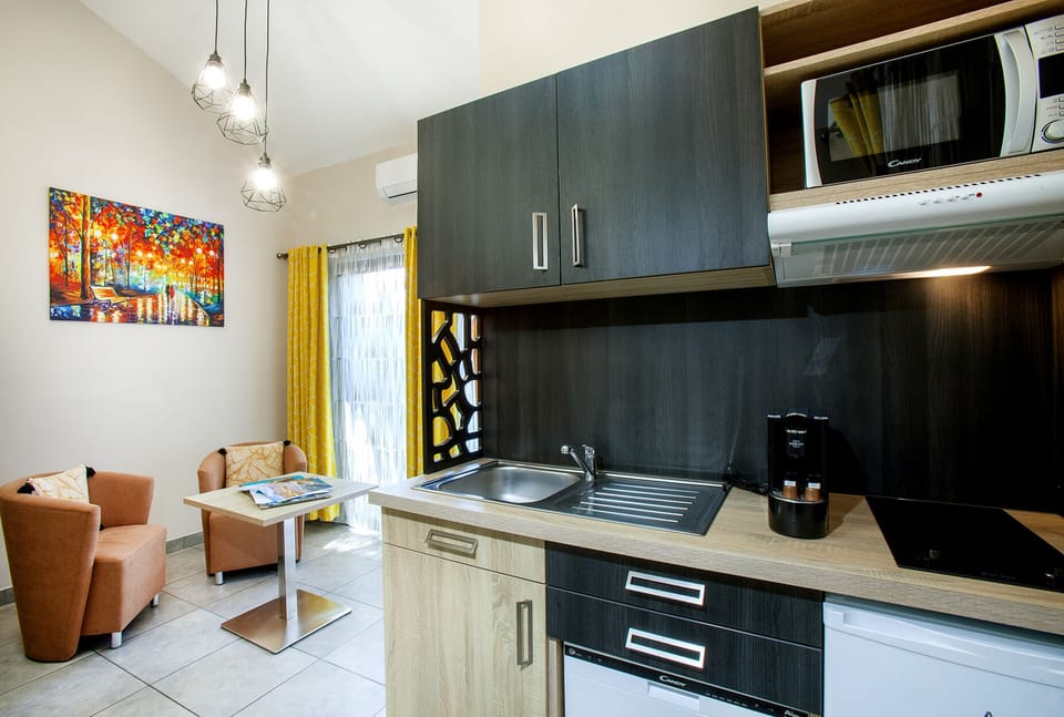 Romantic Studio Suite | Private kitchen | Fridge, microwave, stovetop, dishwasher
