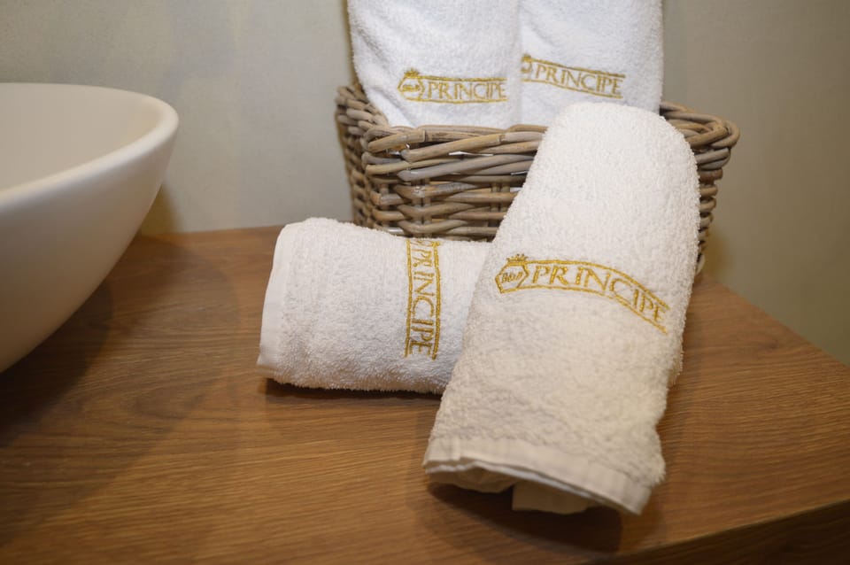 Family Quadruple Room | Bathroom | Shower, rainfall showerhead, free toiletries, hair dryer