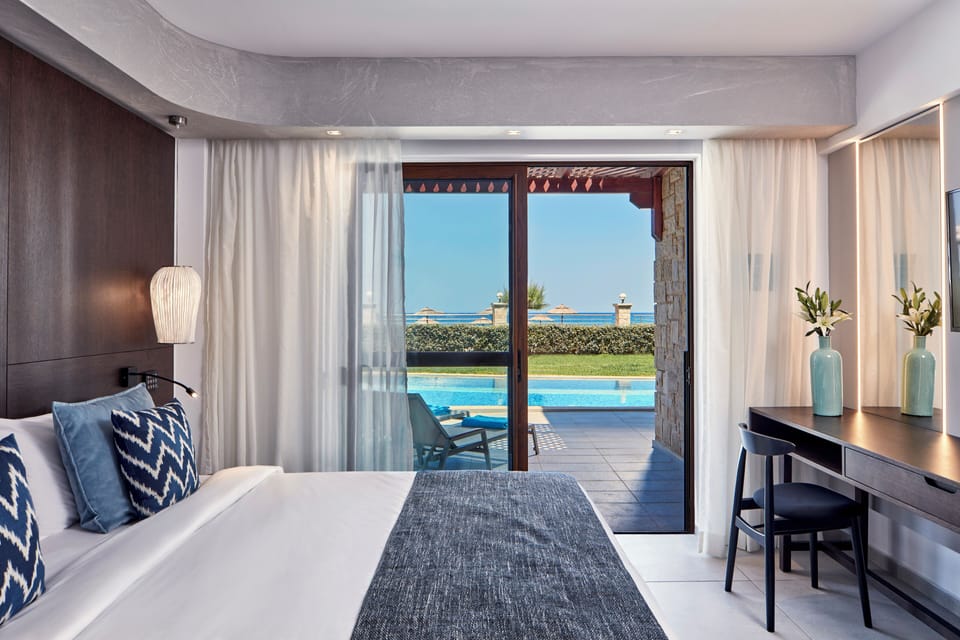 Family Suite Swim Up Sea View | Free minibar, in-room safe, desk, blackout drapes