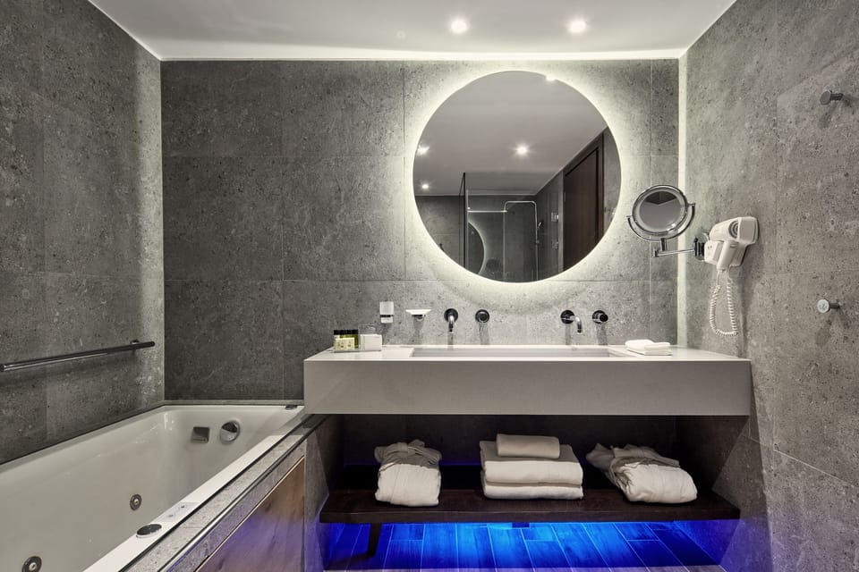 Family Suite Private Pool Inland View | Bathroom | Deep soaking tub, free toiletries, hair dryer, bathrobes